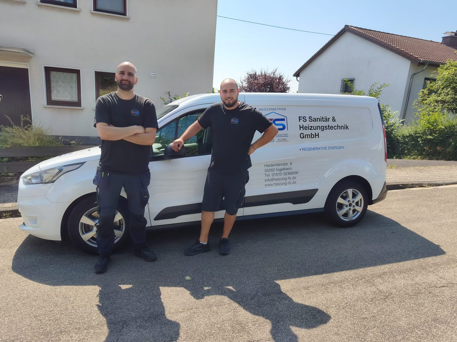 Serhat Ücelehan und Fabio La Cognata vor dem Firmenwagen der FS Sanitär & Heizungstechnik GmbH
